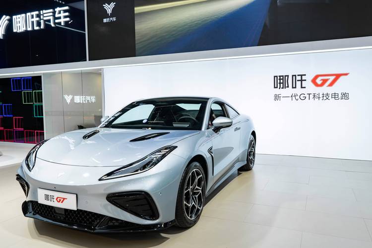 成都186哪吒汽车在智能汽车领域的表现，领途汽车在新能源汽车市场中的影响力